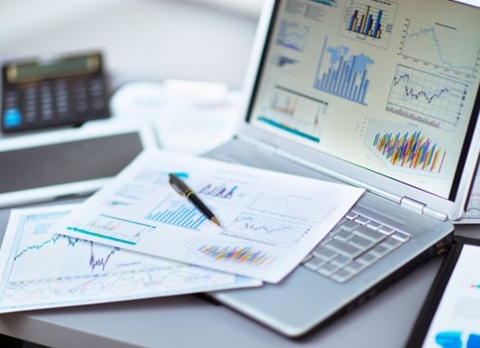 Complementar su inversión en acciones apuntando hacia los sectores más prometedores es una excelente idea.